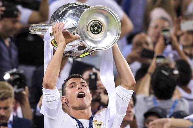 Fußball, Real Madrid gewinnt Champions League Finale in Mailand 160528 Real Madrids Cristiano Ronaldo höjer pokalen efter att Real Madrid vunnit finalen i Champions League mellan Real Madrid och Atletico Madrid den 28 maj 2016 i Milano.  Copyright: JOELxMARKLUND BB160528JM077