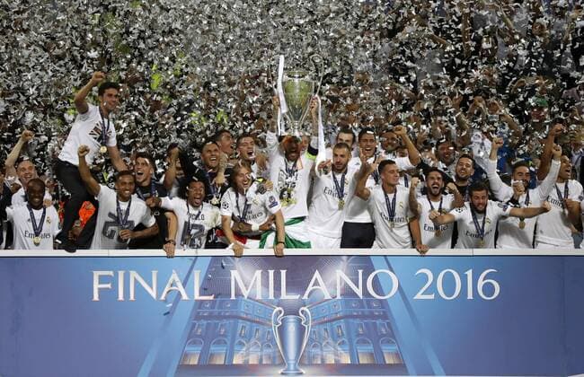 Fußball, Real Madrid gewinnt Champions League Finale in Mailand Real Madrid s players celebrate the victory before Atletico de Madrid after the UEFA Champions League final match at San Siro stadium in Milan, Italy, 28 May 2016. REAL MADRID VS ATLETICO DE MADRID !ACHTUNG: NUR REDAKTIONELLE NUTZUNG!  MIL173 20160529-636000771914794473