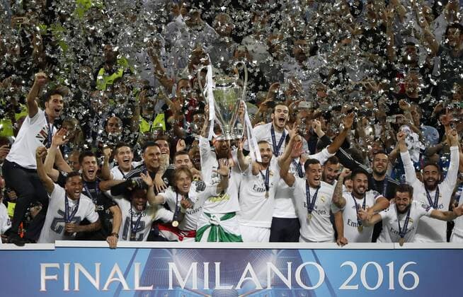 Fußball, Real Madrid gewinnt Champions League Finale in Mailand Real Madrid s players celebrate the victory before Atletico de Madrid after the UEFA Champions League final match at San Siro stadium in Milan, Italy, 28 May 2016. REAL MADRID VS ATLETICO DE MADRID !ACHTUNG: NUR REDAKTIONELLE NUTZUNG!  MIL174 20160529-636000771941470473