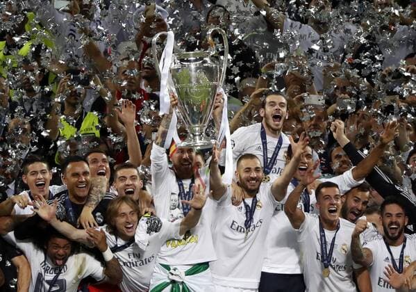 Fußball, Real Madrid gewinnt Champions League Finale in Mailand Real Madrid s players celebrate the victory before Atletico de Madrid after the UEFA Champions League final match at San Siro stadium in Milan, Italy, 28 May 2016. REAL MADRID VS ATLETICO DE MADRID !ACHTUNG: NUR REDAKTIONELLE NUTZUNG!  MIL176 20160529-636000773916430473