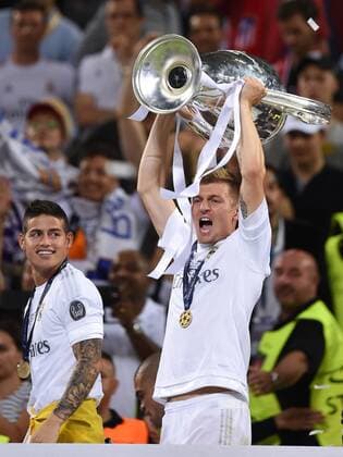 FUSSBALL CHAMPIONS LEAGUE FINALE SAISON 2015 2016 Real Madrid - Atletico Madrid 28.05.2016 Toni Kroos (Real Madrid) jubelt mit dem Pokal 