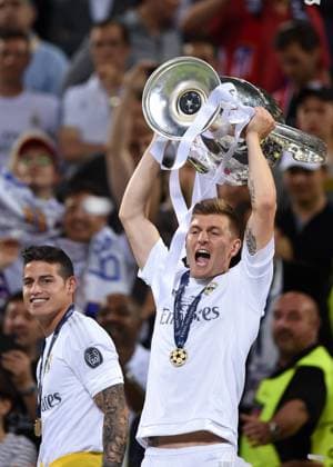 Themen der Woche - Sport Bilder des Tages - SPORT Fußball, Real Madrid gewinnt Champions League Finale in Mailand FUSSBALL CHAMPIONS LEAGUE FINALE SAISON 2015 2016 Real Madrid - Atletico Madrid 28.05.2016 Toni Kroos (Real Madrid) jubelt mit dem Pokal 