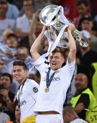 Fußball, Real Madrid gewinnt Champions League Finale in Mailand FUSSBALL CHAMPIONS LEAGUE FINALE SAISON 2015 2016 Real Madrid - Atletico Madrid 28.05.2016 Toni Kroos (Real Madrid) jubelt mit dem Pokal 