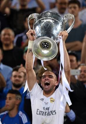 Fußball, Real Madrid gewinnt Champions League Finale in Mailand FUSSBALL CHAMPIONS LEAGUE FINALE SAISON 2015 2016 Real Madrid - Atletico Madrid 28.05.2016 Pepe (Real Madrid) jubelt mit dem Pokal 
