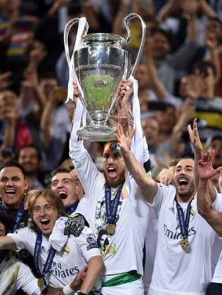 Fußball, Real Madrid gewinnt Champions League Finale in Mailand FUSSBALL CHAMPIONS LEAGUE FINALE SAISON 2015 2016 Real Madrid - Atletico Madrid 28.05.2016 Sergio Ramos (Real Madrid) jubelt mit dem Pokal 
