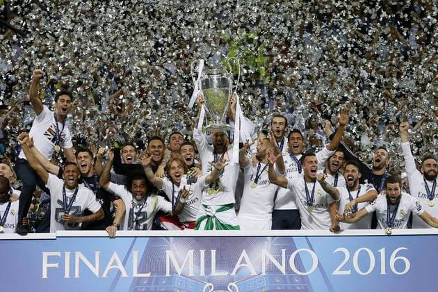Fußball, Real Madrid gewinnt Champions League Finale in Mailand Real Madrid s players celebrate the victory before Atletico de Madrid after the UEFA Champions League final match at San Siro stadium in Milan, Italy, 28 May 2016. REAL MADRID VS ATLETICO DE MADRID !ACHTUNG: NUR REDAKTIONELLE NUTZUNG!  MIL177 20160529-636000774651814473
