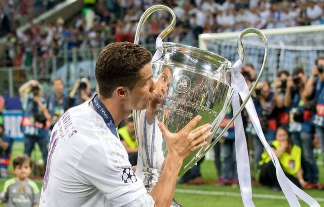 28. Mai 2016: Mailand, Giuseppe Meazza Stadion: Fussball UEFA Champions League, Finale: Real Madrid - Atletico Madrid: Reals Cristiano Ronaldo kuesst nach dem Sieg den Pokal.
