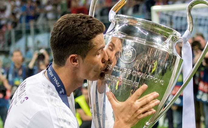 Fußball, Real Madrid gewinnt Champions League Finale in Mailand 28. Mai 2016: Mailand, Giuseppe Meazza Stadion: Fussball UEFA Champions League, Finale: Real Madrid - Atletico Madrid: Reals Cristiano Ronaldo kuesst nach dem Sieg den Pokal.