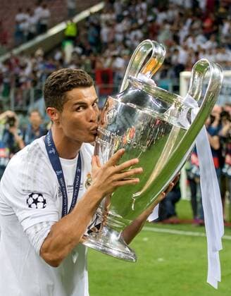 Fußball, Real Madrid gewinnt Champions League Finale in Mailand 28. Mai 2016: Mailand, Giuseppe Meazza Stadion: Fussball UEFA Champions League, Finale: Real Madrid - Atletico Madrid: Reals Cristiano Ronaldo kuesst nach dem Sieg den Pokal.