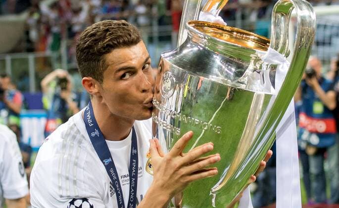 Fußball, Real Madrid gewinnt Champions League Finale in Mailand 28. Mai 2016: Mailand, Giuseppe Meazza Stadion: Fussball UEFA Champions League, Finale: Real Madrid - Atletico Madrid: Reals Cristiano Ronaldo kuesst nach dem Sieg den Pokal.