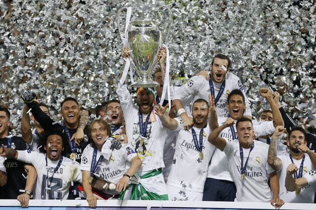 Fußball, Real Madrid gewinnt Champions League Finale in Mailand Real Madrid s players celebrate the victory before Atletico de Madrid after the UEFA Champions League final match at San Siro stadium in Milan, Italy, 28 May 2016. REAL MADRID VS ATLETICO DE MADRID !ACHTUNG: NUR REDAKTIONELLE NUTZUNG!  MIL178 20160529-636000774666166473