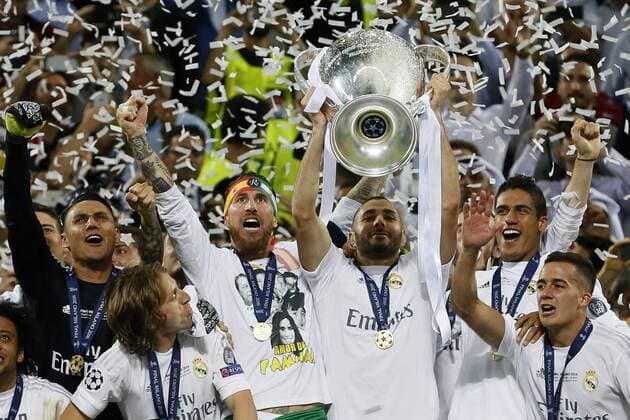 Fußball, Real Madrid gewinnt Champions League Finale in Mailand Real Madrid s players celebrate the title with the trophy after the UEFA Champions League final match at San Siro stadium in Milan, Italy, 28 May 2016. REAL MADRID VS ATLETICO DE MADRID !ACHTUNG: NUR REDAKTIONELLE NUTZUNG!  MIL180 20160529-636000776036002473