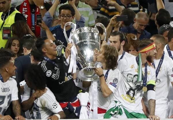 Fußball, Real Madrid gewinnt Champions League Finale in Mailand Real Madrid s players celebrate the title with the trophy after the UEFA Champions League final match at San Siro stadium in Milan, Italy, 28 May 2016. REAL MADRID VS ATLETICO DE MADRID !ACHTUNG: NUR REDAKTIONELLE NUTZUNG!  MIL181 20160529-636000776664526473