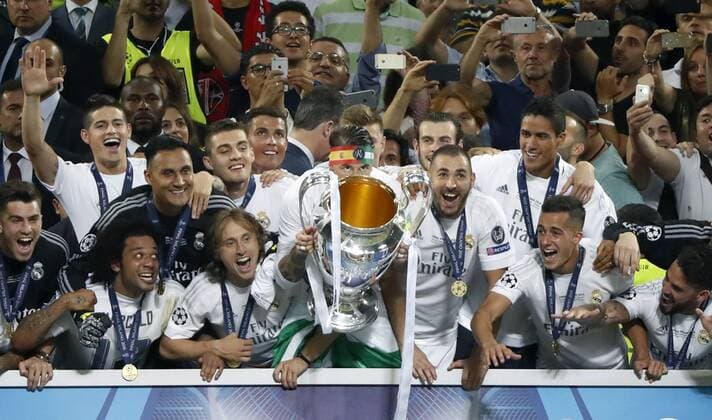 Real Madrid s players celebrate the title with the trophy after the UEFA Champions League final match at San Siro stadium in Milan, Italy, 28 May 2016. REAL MADRID VS ATLETICO DE MADRID !ACHTUNG: NUR REDAKTIONELLE NUTZUNG!  MIL182 20160529-636000776669986473