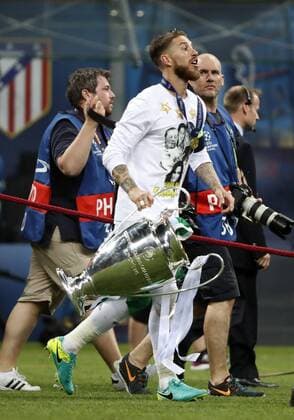 Real Madrid s defense Sergio Ramos celebrates the victory over Atletico de Madrid with the trophy after the UEFA Champions League final match at San Siro stadium in Milan, Italy, 28 May 2016. REAL MADRID VS ATLETICO DE MADRID !ACHTUNG: NUR REDAKTIONELLE NUTZUNG!  MIL183 20160529-636000777352798473