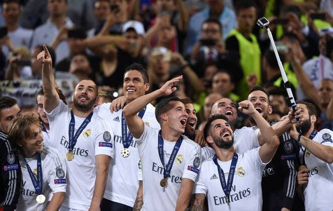 Fußball, Real Madrid gewinnt Champions League Finale in Mailand FUSSBALL CHAMPIONS LEAGUE FINALE SAISON 2015 2016 Real Madrid - Atletico Madrid 28.05.2016 Spieler Real Madrid jubeln auf dem Podium 
