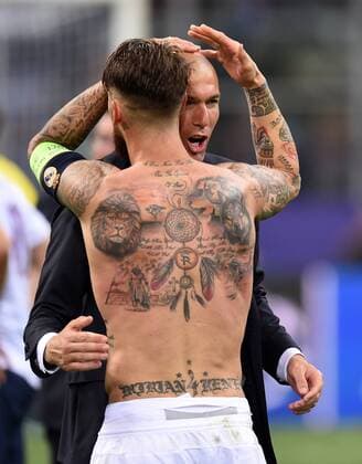 Fußball, Real Madrid gewinnt Champions League Finale in Mailand FUSSBALL CHAMPIONS LEAGUE FINALE SAISON 2015 2016 Real Madrid - Atletico Madrid 28.05.2016 Sergio Ramos (li) und Trainer Zinedine Zidane (re, beide Real Madrid) jubeln nach dem Spiel 