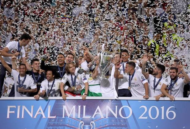 Fußball, Real Madrid gewinnt Champions League Finale in Mailand FUSSBALL CHAMPIONS LEAGUE FINALE SAISON 2015 2016 Real Madrid - Atletico Madrid 28.05.2016 Sergio Ramos (Real Madrid) jubelt mit Pokal und Mitspielern auf dem Siegerpodest 