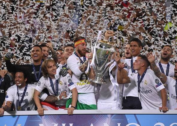 Fußball, Real Madrid gewinnt Champions League Finale in Mailand FUSSBALL CHAMPIONS LEAGUE FINALE SAISON 2015 2016 Real Madrid - Atletico Madrid 28.05.2016 Sergio Ramos (Real Madrid) jubelt mit Pokal und Mitspielern auf dem Siegerpodest 