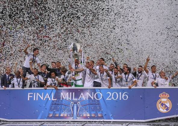 Fußball, Real Madrid gewinnt Champions League Finale in Mailand FUSSBALL CHAMPIONS LEAGUE FINALE SAISON 2015 2016 Real Madrid - Atletico Madrid 28.05.2016 Sergio Ramos (Real Madrid) jubelt mit Pokal und Mitspielern auf dem Siegerpodest 
