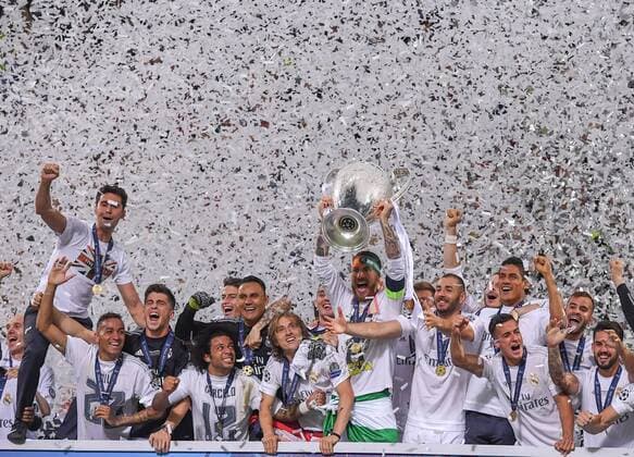 Bilder des Tages - SPORT Fußball, Real Madrid gewinnt Champions League Finale in Mailand FUSSBALL CHAMPIONS LEAGUE FINALE SAISON 2015 2016 Real Madrid - Atletico Madrid 28.05.2016 Sergio Ramos (Real Madrid) jubelt mit Pokal und Mitspielern auf dem Siegerpodest 