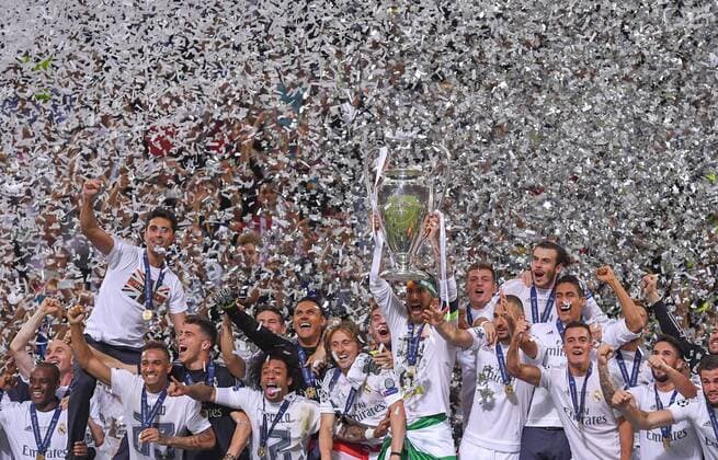 Fußball, Real Madrid gewinnt Champions League Finale in Mailand FUSSBALL CHAMPIONS LEAGUE FINALE SAISON 2015 2016 Real Madrid - Atletico Madrid 28.05.2016 Sergio Ramos (Real Madrid) jubelt mit Pokal und Mitspielern auf dem Siegerpodest 