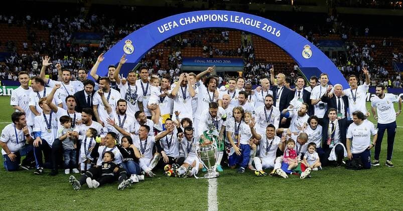 Fußball, Real Madrid gewinnt Champions League Finale in Mailand Real Madrid s players and the managers team celebrate the victory over Atletico de Madrid with the trophy and their kids after the UEFA Champions League final match at San Siro stadium in Milan, Italy, 28 May 2016. REAL MADRID VS ATLETICO DE MADRID !ACHTUNG: NUR REDAKTIONELLE NUTZUNG!  MIL184 20160529-636000778746502473