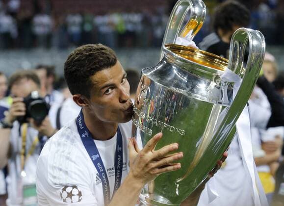 Themen der Woche - Sport Bilder des Tages - SPORT Fußball, Real Madrid gewinnt Champions League Finale in Mailand Real Madrid s Portuguese striker Cristiano Ronaldo kisses the trophy after the UEFA Champions League final match at San Siro stadium in Milan, Italy, 28 May 2016. REAL MADRID VS ATLETICO DE MADRID !ACHTUNG: NUR REDAKTIONELLE NUTZUNG!  MIL185 20160529-636000779402482473