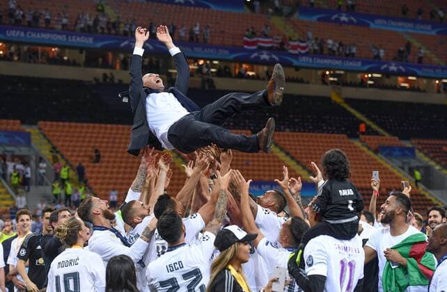 Fußball, Real Madrid gewinnt Champions League Finale in Mailand FUSSBALL CHAMPIONS LEAGUE FINALE SAISON 2015 2016 Real Madrid - Atletico Madrid 28.05.2016 Die Spieler von Real Madrid lassen ihren Trainer Zinedine Zidane hochleben 