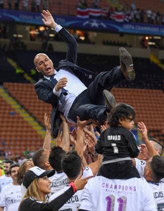 Fußball, Real Madrid gewinnt Champions League Finale in Mailand FUSSBALL CHAMPIONS LEAGUE FINALE SAISON 2015 2016 Real Madrid - Atletico Madrid 28.05.2016 Die Spieler von Real Madrid lassen ihren Trainer Zinedine Zidane hochleben 