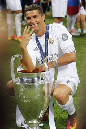 Fußball, Real Madrid gewinnt Champions League Finale in Mailand Real Madrid s Portuguese striker Cristiano Ronaldo celebrates the title with the trophy after the UEFA Champions League final match at San Siro stadium in Milan, Italy, 28 May 2016. REAL MADRID VS ATLETICO DE MADRID !ACHTUNG: NUR REDAKTIONELLE NUTZUNG!  MIL188 20160529-636000782035450473