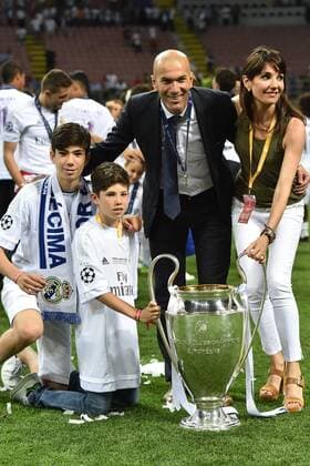 Fußball, Real Madrid gewinnt Champions League Finale in Mailand Zinedine Zidane Real. Celebration with the cup. Milano 28-05-2016 Stadio San Siro Real Madrid - Atletico Football Champions League Final . andreaxstaccioli