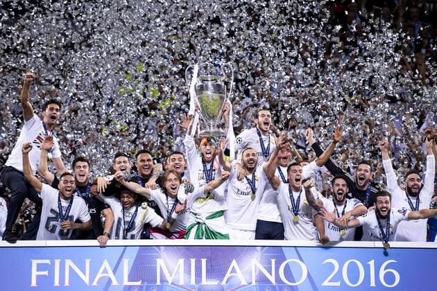 Fußball, Real Madrid gewinnt Champions League Finale in Mailand 160528 Real Madrids Sergio Ramos (m) höjer pokalen efter att Real Madrid vunnit finalen i Champions League mellan Real Madrid och Atletico Madrid den 28 maj 2016 i Milano.  Copyright: JOELxMARKLUND BB160528JM082