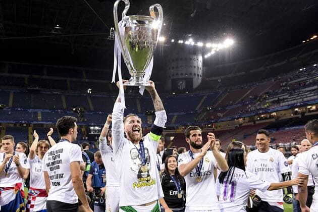 Fußball, Real Madrid gewinnt Champions League Finale in Mailand 160528 Real Madrids Sergio Ramos jublar med pokalen efter att Real Madrid vunnit finalen i Champions League mellan Real Madrid och Atletico Madrid den 28 maj 2016 i Milano.  Copyright: JOELxMARKLUND BB160528JM083