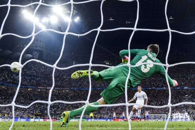 160528 Real Madrids Cristiano Ronaldo skjuter in den avgörande straffen bakom Atletico Madrids malvakt Jan Oblak under finalen i Champions League mellan Real Madrid och Atletico Madrid den 28 maj 2016 i Milano.  Copyright: JOELxMARKLUND BB160528JM084