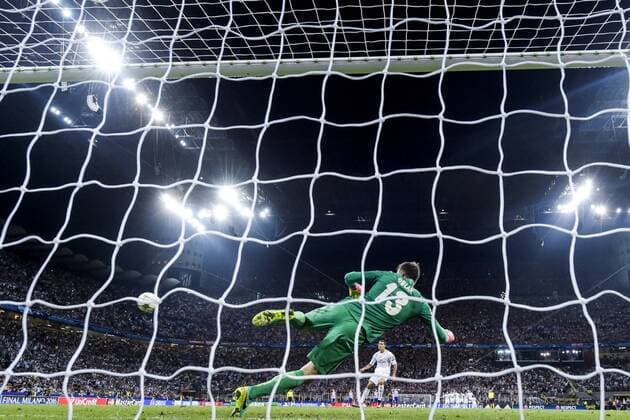 160528 Real Madrids Cristiano Ronaldo skjuter in den avgörande straffen bakom Atletico Madrids malvakt Jan Oblak under finalen i Champions League mellan Real Madrid och Atletico Madrid den 28 maj 2016 i Milano.  Copyright: JOELxMARKLUND BB160528JM085