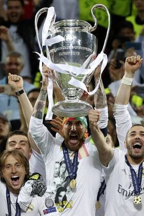 Real Madrid s captain Sergio Ramos (C) and his team mates celebrate the title with the trophy after the UEFA Champions League final match at San Siro stadium in Milan, Italy, 28 May 2016. REAL MADRID VS ATLETICO DE MADRID !ACHTUNG: NUR REDAKTIONELLE NUTZUNG!  MIL194 20160529-636000786337150473