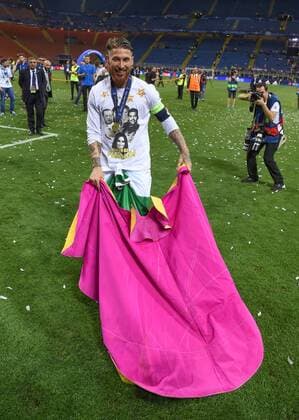 FUSSBALL CHAMPIONS LEAGUE FINALE SAISON 2015 2016 Real Madrid - Atletico Madrid 28.05.2016 Sergio Ramos (Real Madrid) gibt den Torero 
