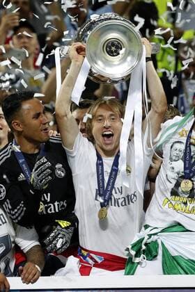 Real Madrid s Croatian midfielder Luka Modric (C) and his team mates celebrate the title with the trophy after the UEFA Champions League final match at San Siro stadium in Milan, Italy, 28 May 2016. REAL MADRID VS ATLETICO DE MADRID !ACHTUNG: NUR REDAKTIONELLE NUTZUNG!  MIL196 20160529-636000787015438473