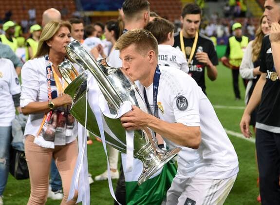 FUSSBALL CHAMPIONS LEAGUE FINALE SAISON 2015 2016 Real Madrid - Atletico Madrid 28.05.2016 Toni Kroos (Real Madrid) jubelt mit dem Pokal 