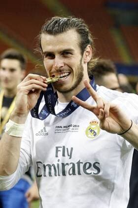 Real Madrid s Welsh striker Gareth Bale celebrates the title with the medal after the UEFA Champions League final match at San Siro stadium in Milan, Italy, 28 May 2016. REAL MADRID VS ATLETICO DE MADRID !ACHTUNG: NUR REDAKTIONELLE NUTZUNG!  MIL208 20160529-636000797405038473