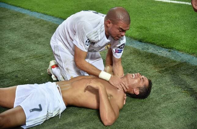 FUSSBALL CHAMPIONS LEAGUE FINALE SAISON 2015 2016 Real Madrid - Atletico Madrid 28.05.2016 Cristiano Ronaldo (Real Madrid) jubelt nach seinem Elfmeter uber den Sieg in der Champions League mit nacktem Oberkoerper. Pepe ist erster Gratulant 