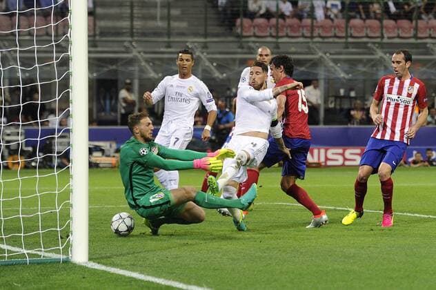 Sergio Ramos (Real Madrid) schiesst aus kurzer Entfernung das Tor zum 1-0 gegen Jan OBLAK (Torwart Atletico) und Stefan SAVIC (Atletico)Aktion,Torschuss,hi:Cristiano Ronaldo (Real Madrid),re:Diego Godin (Atletico). Fussball Champions League Finale 2016 Real Madrid-Atletico Madrid, Saison2015 16, am 28.05.2016,Stadio San Siro Mailand.