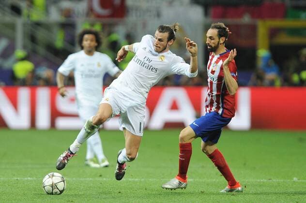 Gareth BALE (Real Madrid),Aktion,Zweikampf gegen Juanfran (Atletico). Fussball Champions League Finale 2016 Real Madrid-Atletico Madrid, Saison2015 16, am 28.05.2016,Stadio San Siro Mailand.