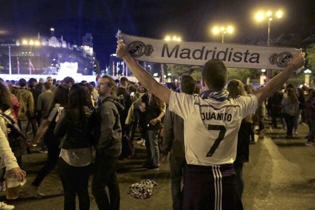 Real Madrid s supporters celebrate the title after their team won the final match of the UEFA Champions League before Atletico de Madrid at Cibeles Square in Madrid, Spain, 28 May 2016. The match was held this afternoon at San Siro stadium in Milan, Italy. REAL MADRID S SUPPORTERS CELEBRATE THE VICTORY IN CIBELES !ACHTUNG: NUR REDAKTIONELLE NUTZUNG!  ESP003 20160529-636000814163614163