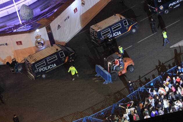 Arrangements at the Madrilenian square of Cibeles, Spain, 28 May 2016, where Real Madrid s supporters celebrate the title after their team won the final match of the UEFA Champions League before Atletico de Madrid at San Siro stadium in Milan, Italy. REAL MADRID S SUPPORTERS CELEBRATE THE VICTORY IN CIBELES !ACHTUNG: NUR REDAKTIONELLE NUTZUNG!  ESP010 20160529-636000816201910163
