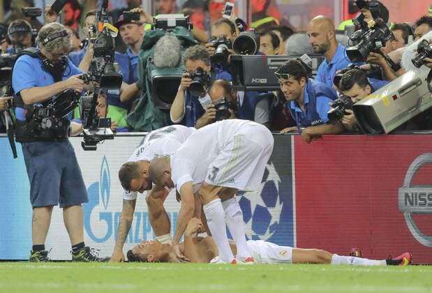 Cristiano RONALDO, Real Madrid 7 celebrates his goal for 5-4 in Penalty shoot out Champions League Trophy ceremony, celebration REAL MADRID - ATLETICO MADRID 5-4 a.P. Fussball UEFA Champions League, Final, Milano, Italy, May 28th, 2016 CL Saison 2015 2016