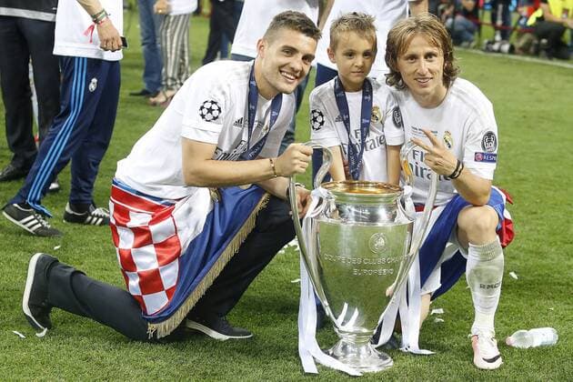 Real Madrid s Mateo Kovacic (l) and Luka Modric celebrate the victory in the UEFA Champions League 2015 2016 Final match.May 28,2016.  (20160528222)