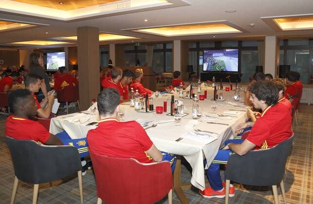 Themen der Woche - Sport Bilder des Tages - SPORT Spanische Nationalmannschaft, schaut im Trainingslager das Championsleague Endspiel Real Madrid gegen Atletico Madrid gemeinsam beim Abendessen. Schruns im Montafon am 28.05.16 in Österreich. Fotograf Carmelo Rubio S‡nchez Fot—grafo Oficial de la RFEF Spanien Nationmannschaft schaut CL Finale im Trainingslager