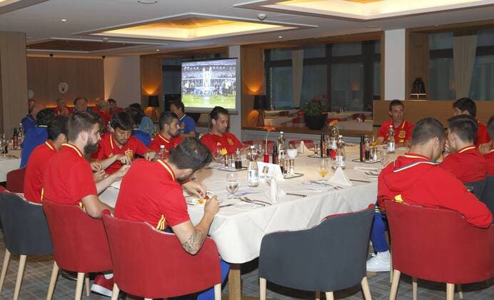 Spanische Nationalmannschaft, schaut im Trainingslager das Championsleague Endspiel Real Madrid gegen Atletico Madrid gemeinsam beim Abendessen. Schruns im Montafon am 28.05.16 in Österreich. Fotograf Carmelo Rubio S‡nchez Fot—grafo Oficial de la RFEF Spanien Nationmannschaft schaut CL Finale im Trainingslager